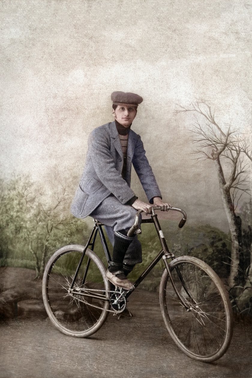 自転車に乗るフェルナン・オッセ、フランス、1920年頃（写真） 作： 未知の写真家