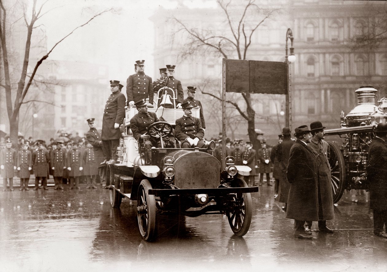 新しい消防ポンプと車両を装備した消防隊、ニューヨーク1913年。写真撮影。 作： 未知の写真家