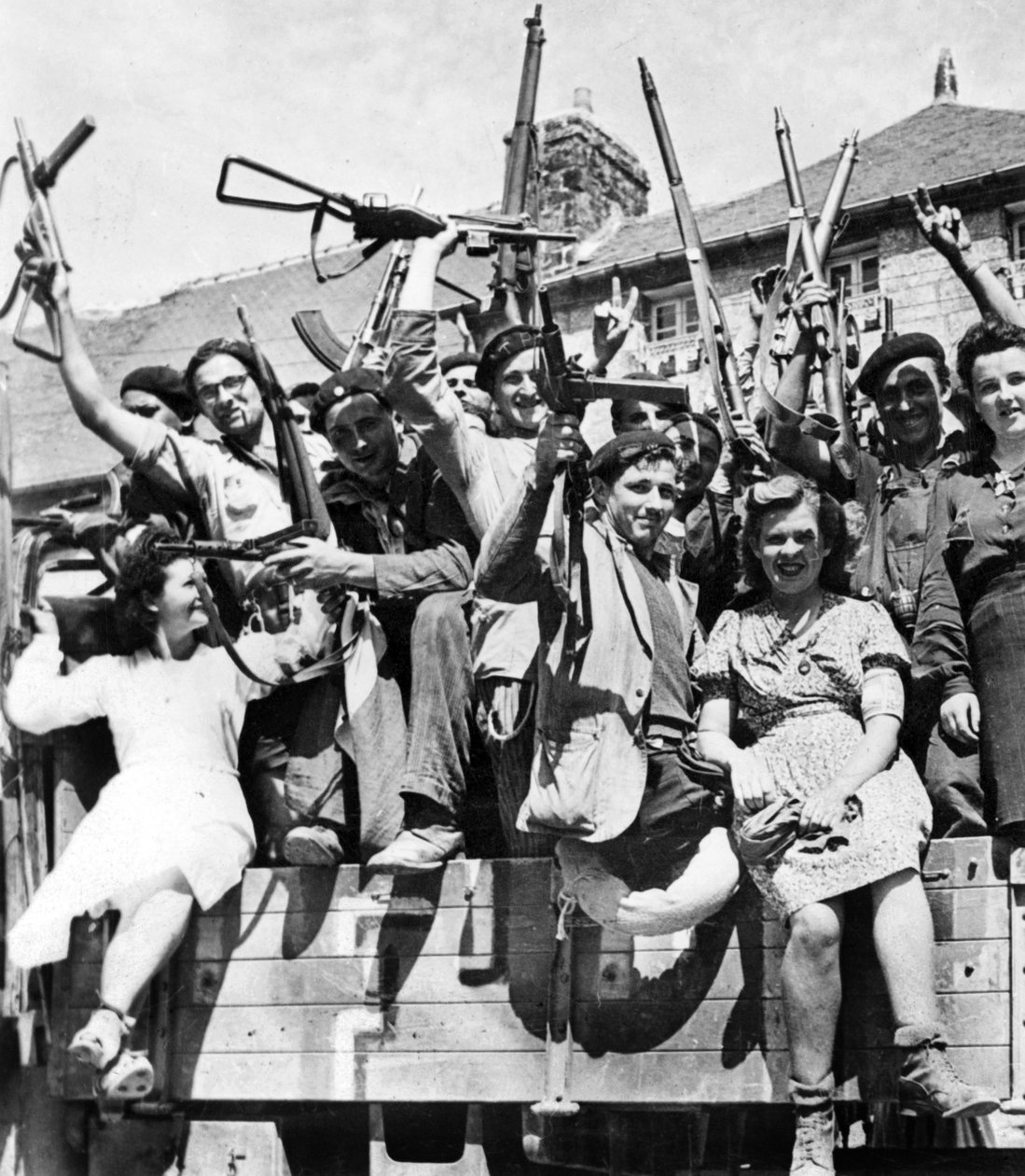 ノルマンディーの村を解放するフランス・パルチザンの狙撃手たち（1944年6月～7月）（モノクロ写真 作： 未知の写真家
