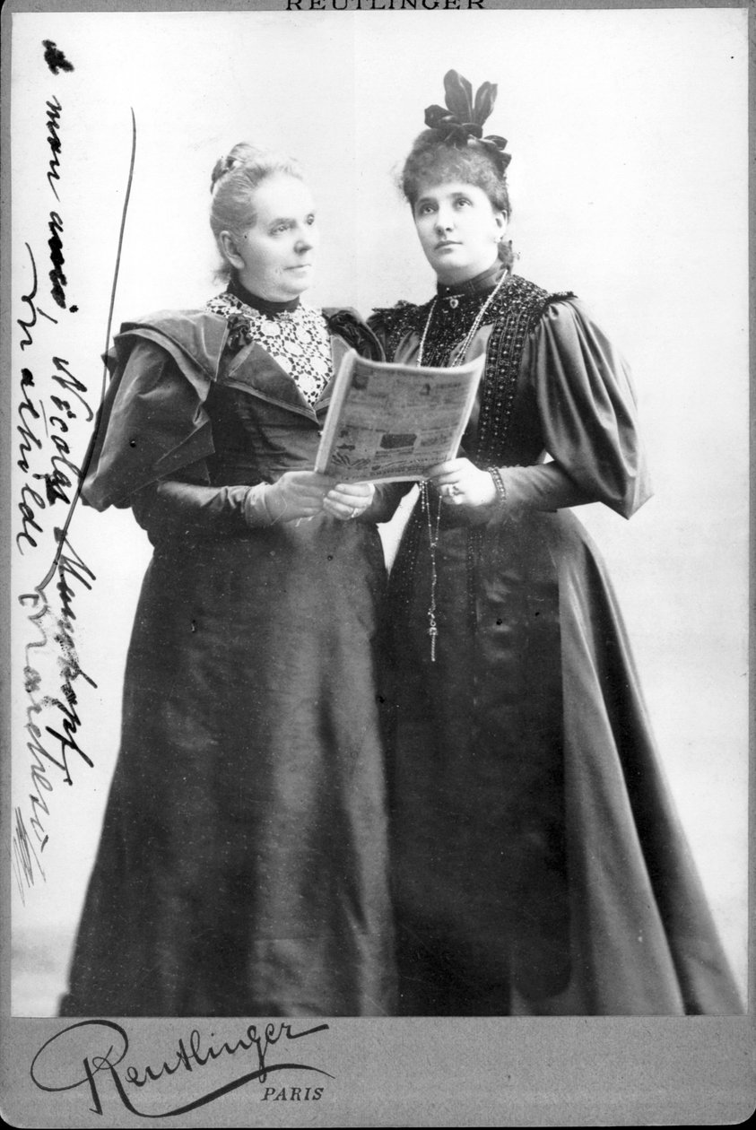 ドイツ人歌手マチルド・マルケージ（1821-1913）とオーストラリア人歌手ネリー（ネリー）・メルバ（1861-1931）。19世紀後半の写真 作： 未知の写真家
