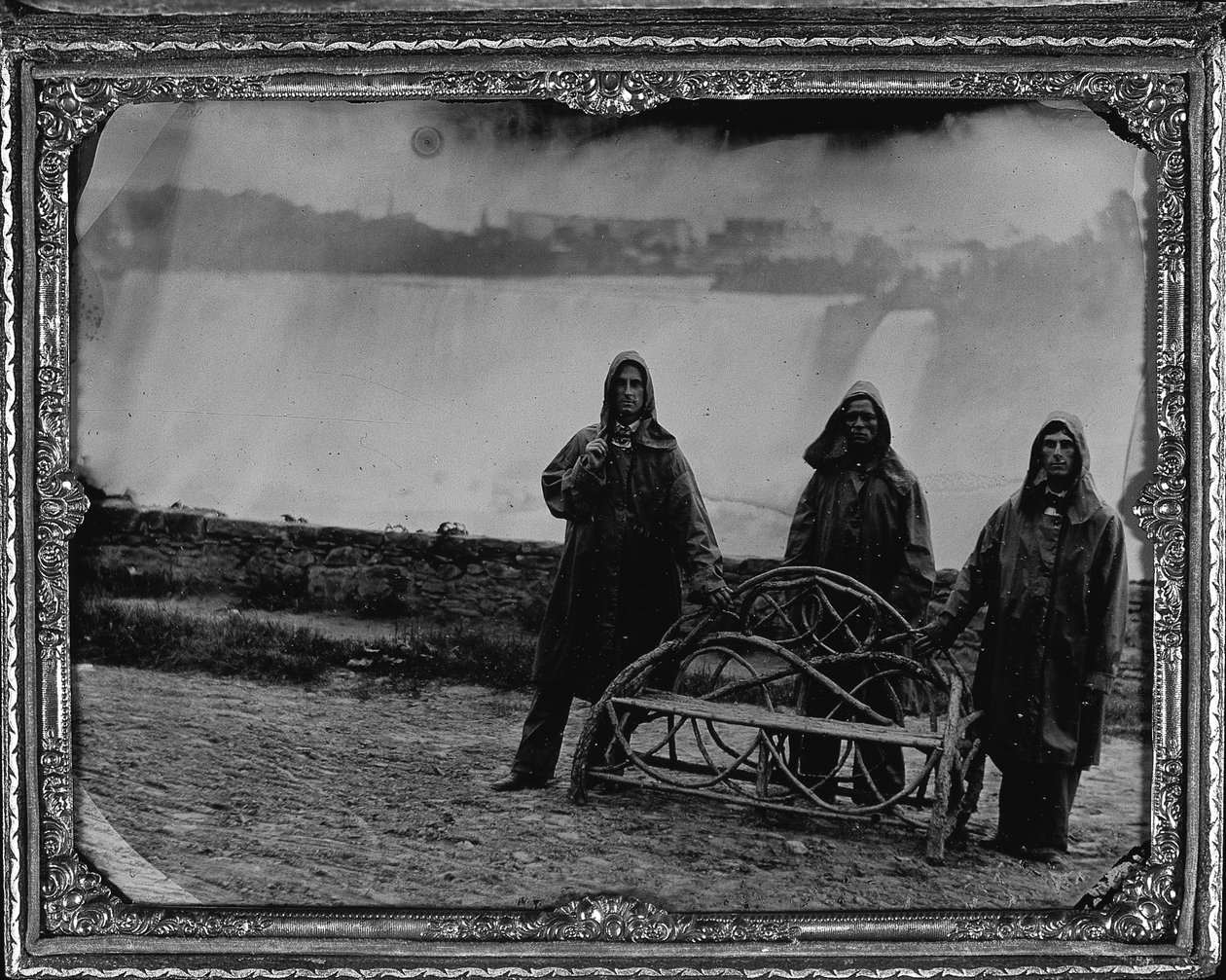ナイアガラフォールズでの集団肖像画、1855年頃（全プレートアンブロティ） 作： 未知の写真家
