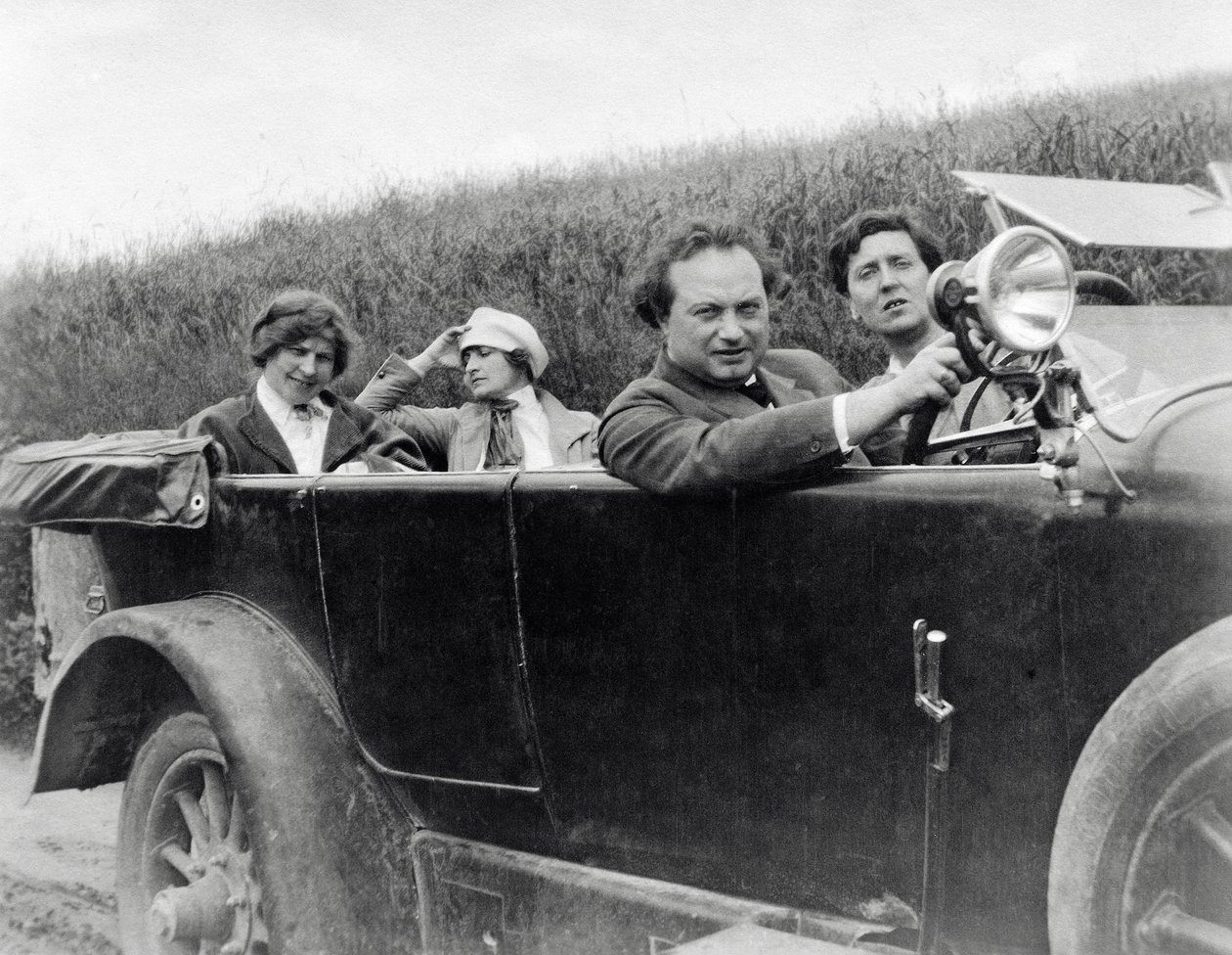 ヘレーネ・ベルク、アルマ・マーラー、フランツ・ヴェルフェル、アルバン・ベルクの車中写真 作： 未知の写真家