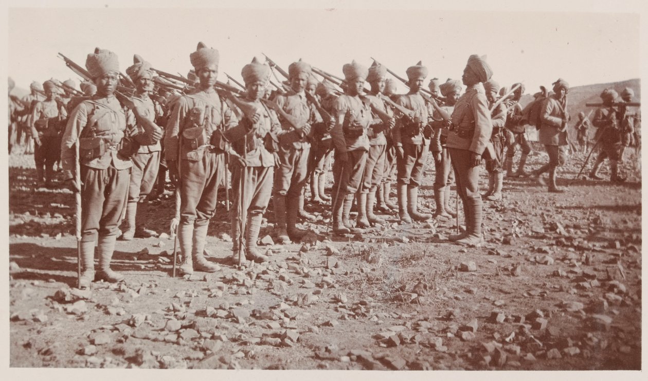 ワズィーリスターンでの作戦中にパレードするインド軍の兵士たち 作： 未知の写真家