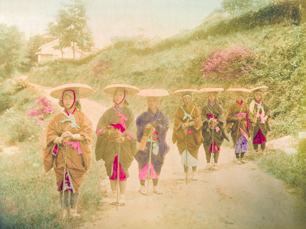 日本の女性たち田舎の道路に並ぶ7人の日本人女性。日本、1910年頃。 作： 未知の写真家