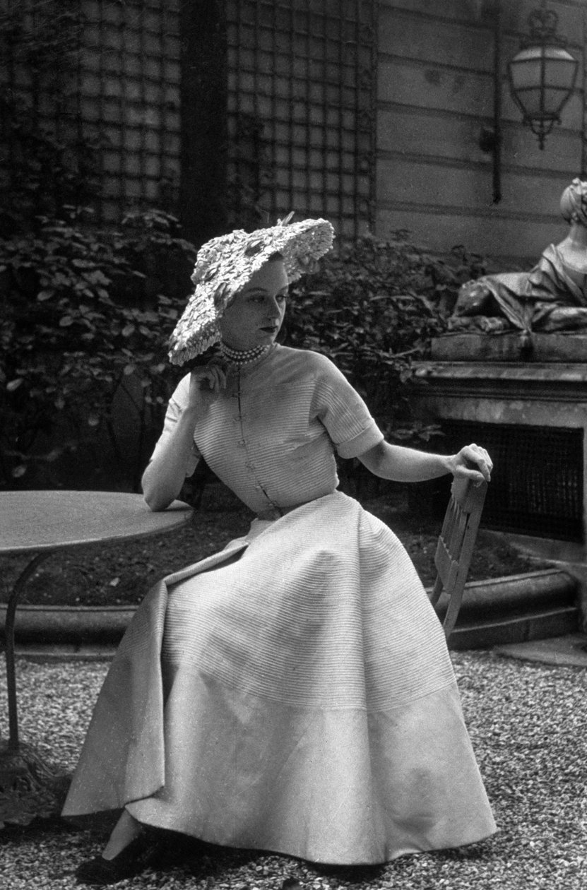 1948年のモード・ディオール：クリスチャン・ディオールの「ニュールック」ローブ（写真） 作： 未知の写真家