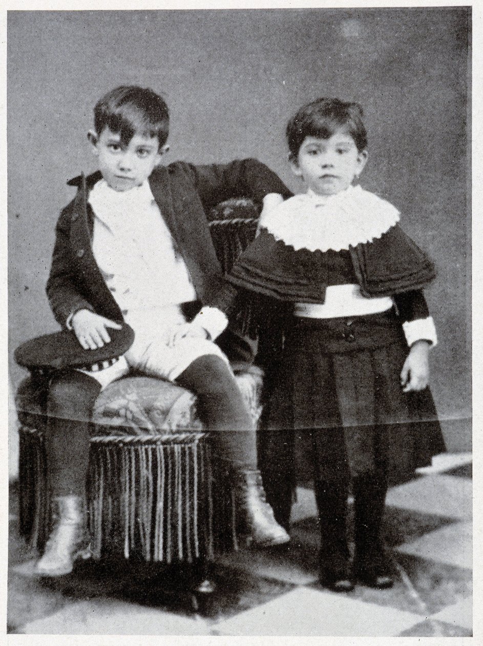7歳の時のパブロ・ピカソとその妹 - Sabartesの「Picasso, iconographic documents」にて 作： 未知の写真家
