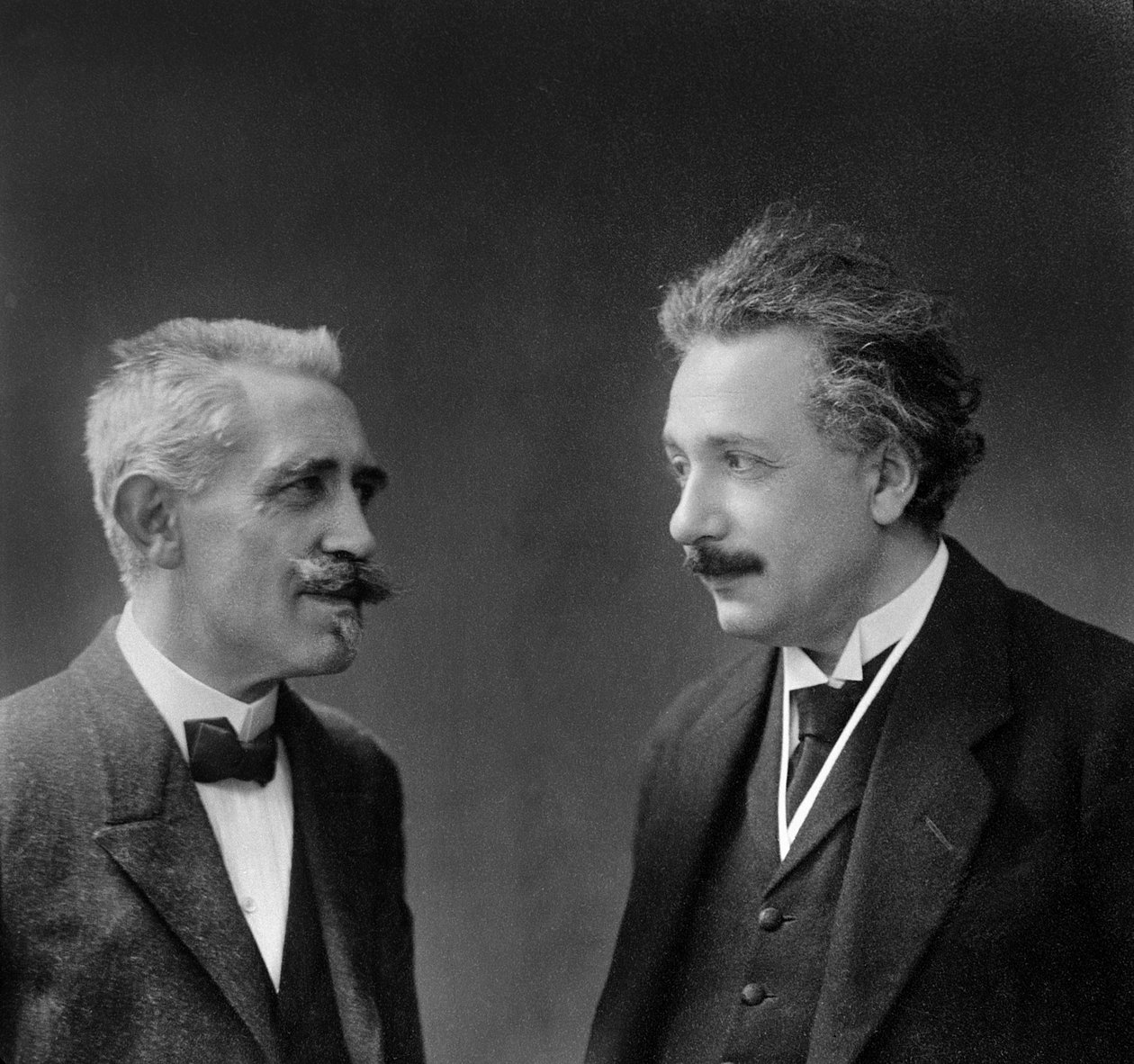 Paul Langevin and Albert Einstein   1462247   ja       japanese Successfully Translated  Original: Inside of Castle Gate, Taunton, Somerset Translat: Inside of Castle Gate, Taunton, Somerset 1435335 ja japanese Successfully Translated Original: A Notch, or 作： 未知の写真家