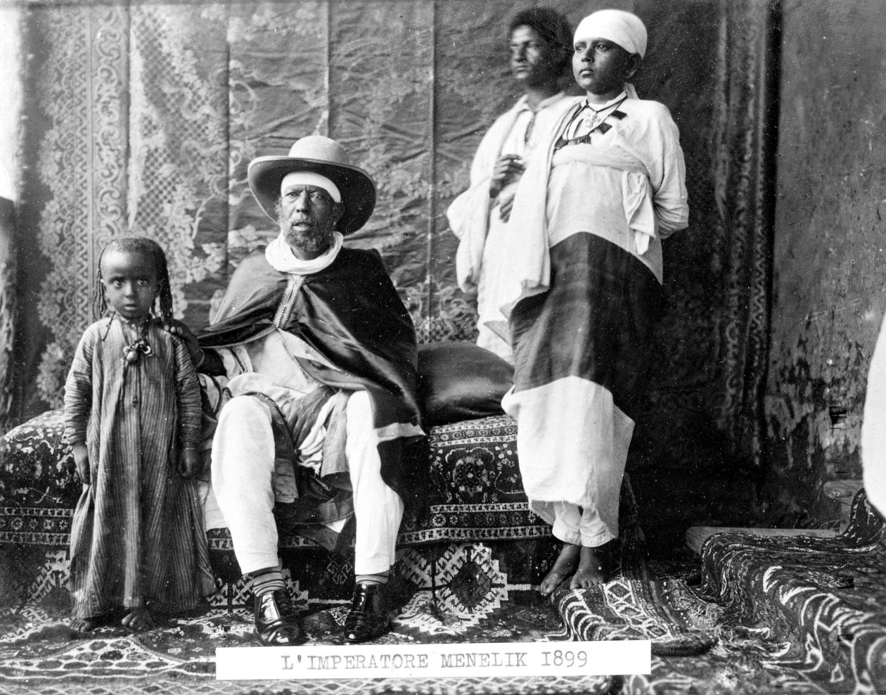 エチオピア皇帝メネリク2世（1844〜1913）とその家族の肖像。 作： 未知の写真家