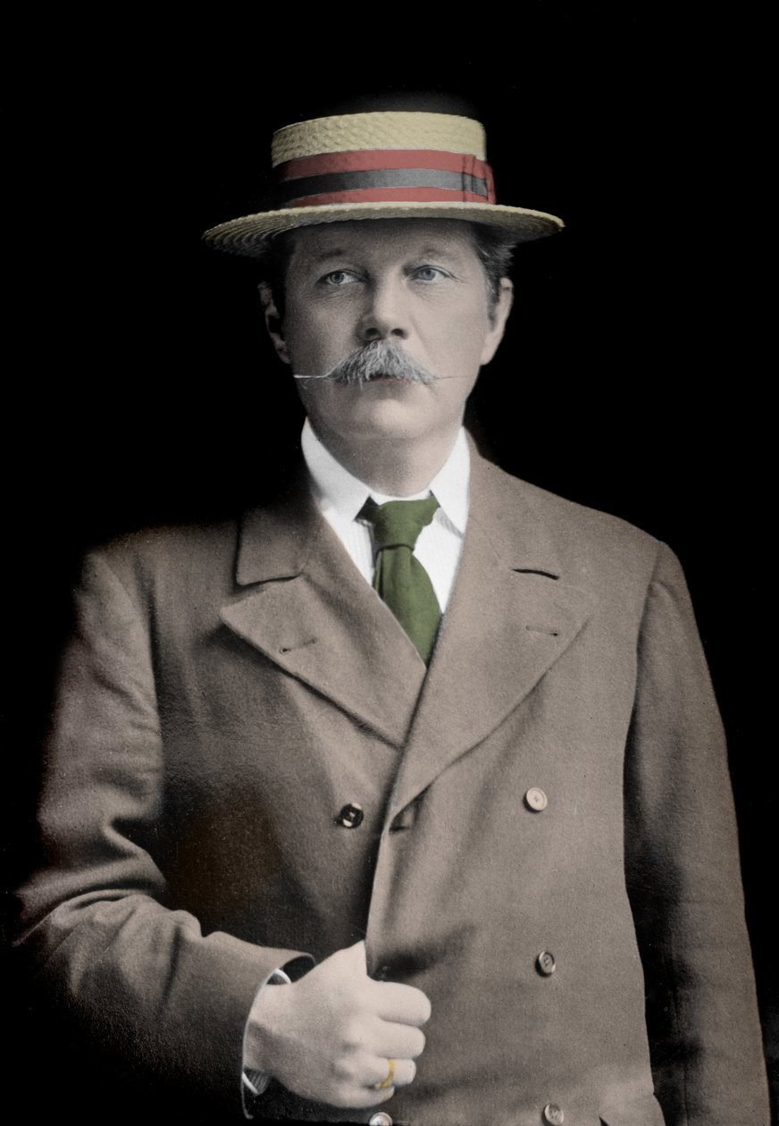 シャーロック・ホームズ」の生みの親であるイギリスの作家、アーサー・コナン・ドイル卿（1859-1930）の肖像。 作： 未知の写真家