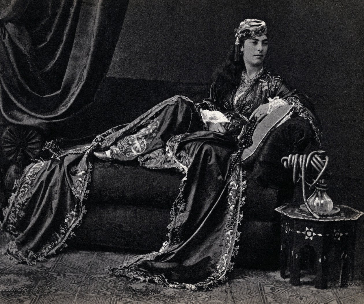 トルコ人女性の肖像写真、19世紀後半、パリColl.セルバ。 作： 未知の写真家
