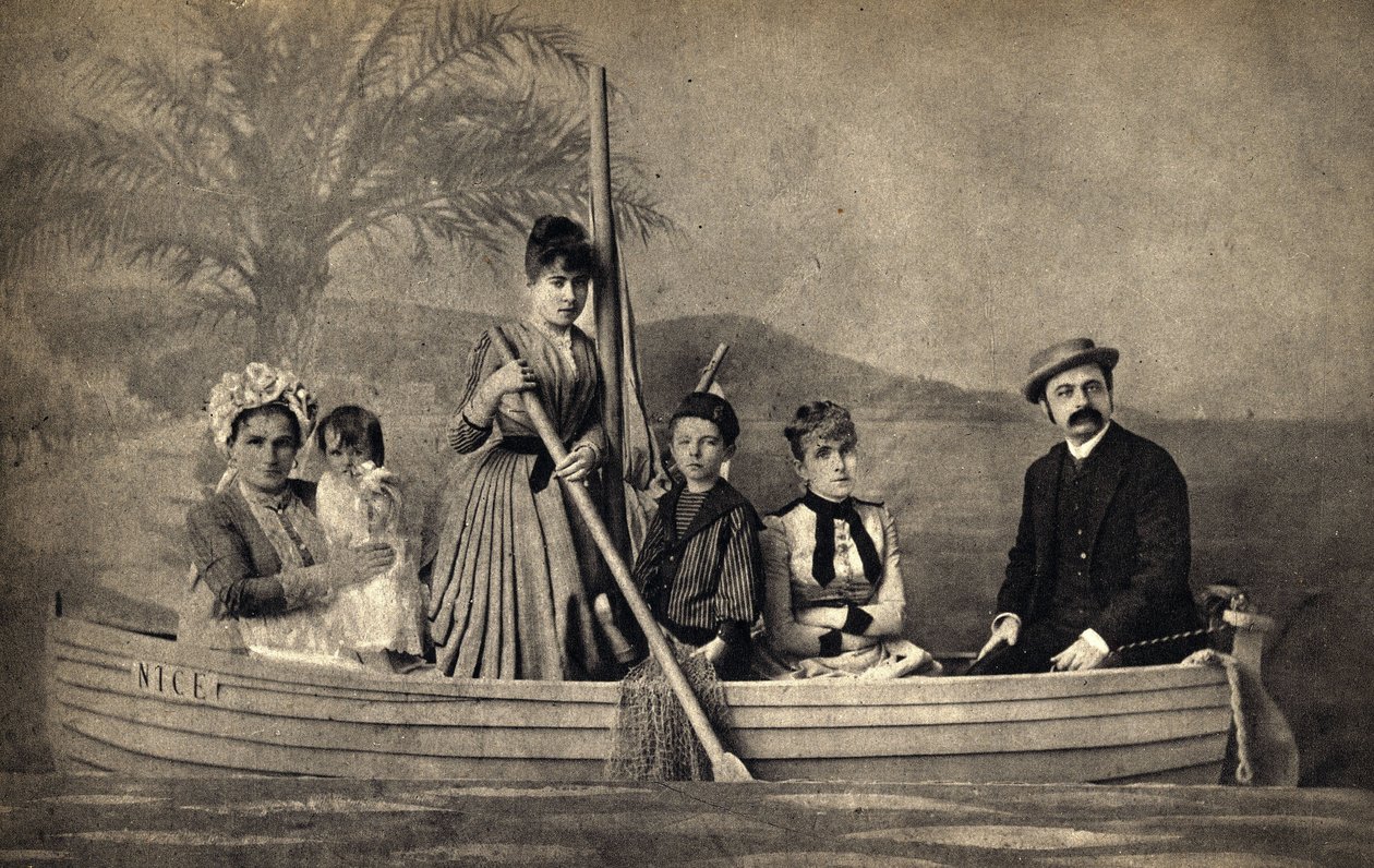 ボートの中で演出された写真家と家族の肖像。写真、19世紀後半、パリColl.セルバ。 作： 未知の写真家