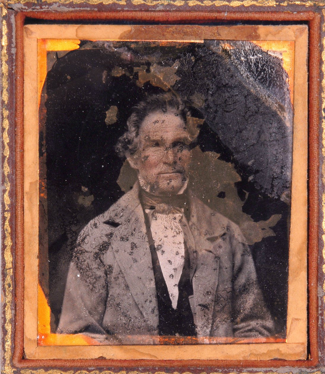 男性の肖像。1850年頃、フレーム下のダゲレオタイプ（Daguerre）。 作： 未知の写真家