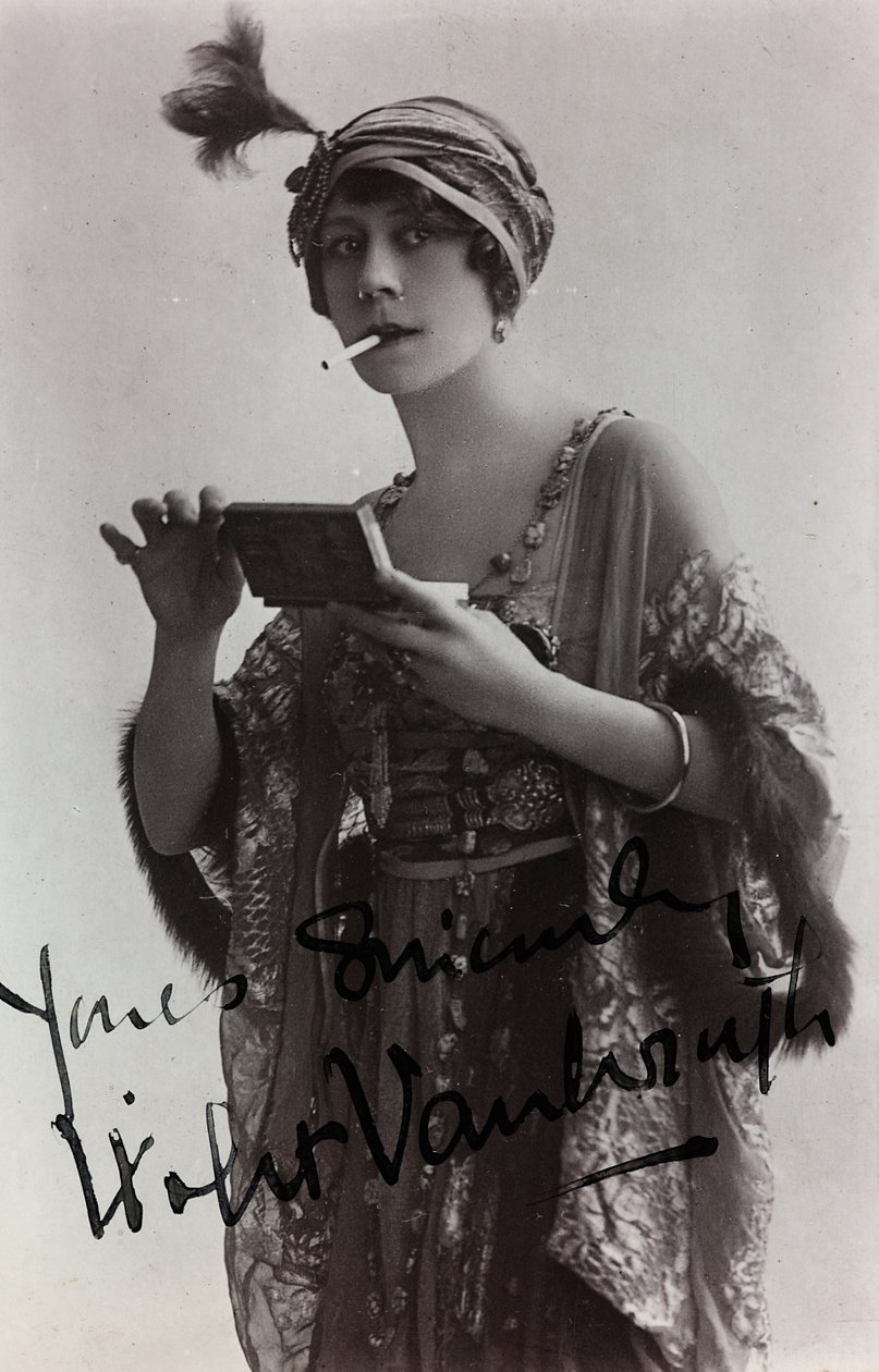 イギリスの女優ヴァイオレット・ヴァンブラのポートレート、ポストカード 作： 未知の写真家