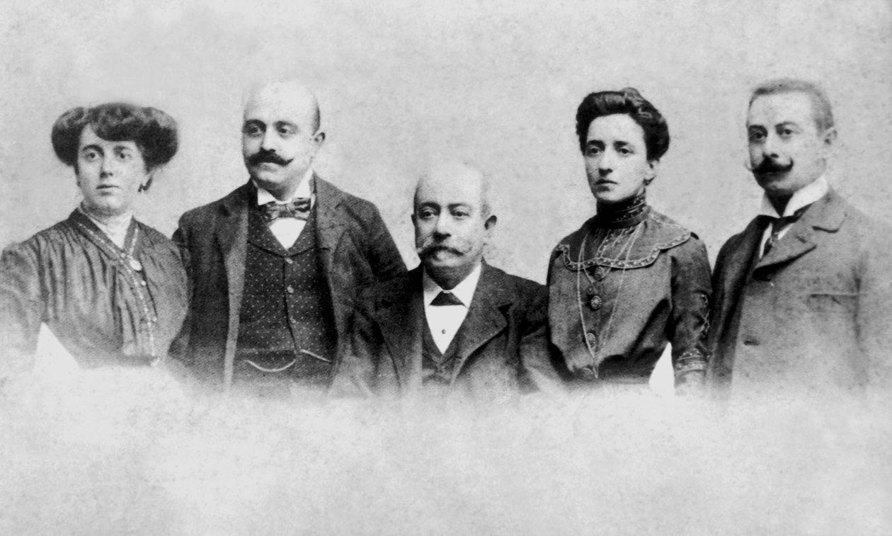フィノ家の肖像 作： 未知の写真家