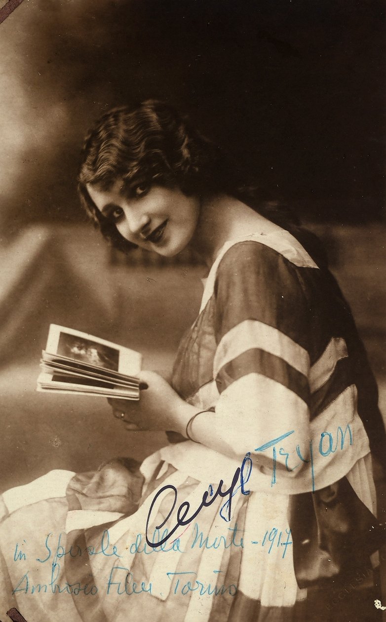 1918年の映画 "Spirale della morte "の撮影現場での女優セシル・トライアンの肖像。 作： 未知の写真家