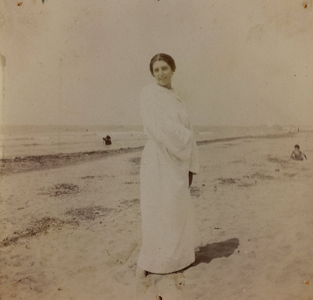 ヴェルシリア、フォルテ・デイ・マルミの海岸での肖像、1910年頃（写真） 作： 未知の写真家