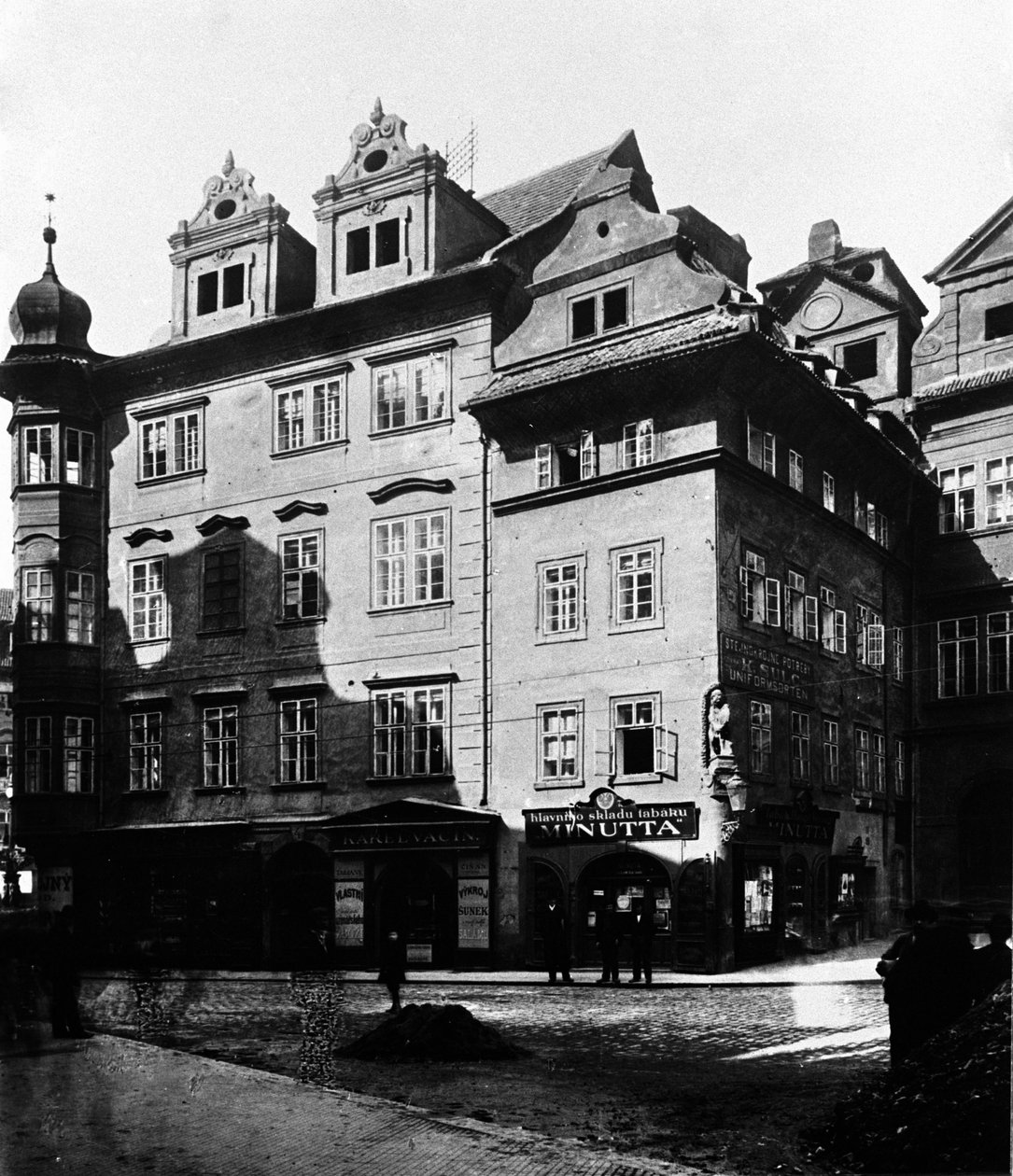 プラハ、作家フランツ・カフカが1889年から1896年まで住んでいた家「ミヌッタ」。 作： 未知の写真家