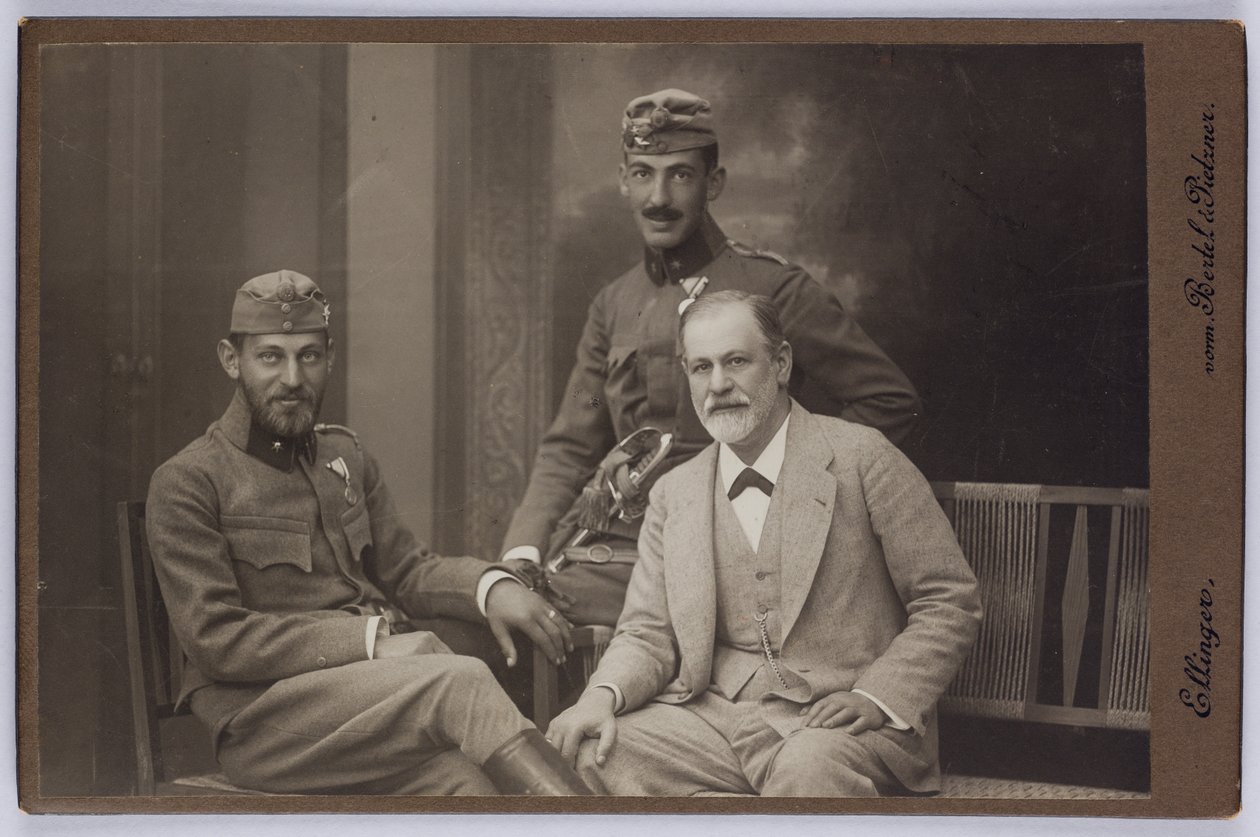 軍服を着たジークムント・フロイトと息子のエルンスト、マルティン、1916年頃（モノクロ写真） 作： 未知の写真家