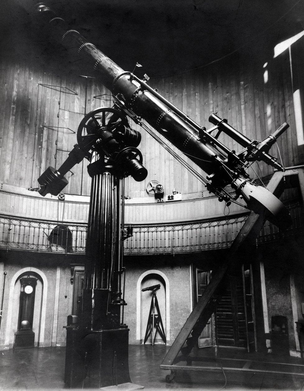 ブレラ（ミラノ）の宇宙物理学者ジョバンニ・ヴィルジニオ・スキアパレッリ（1835-1910）のシュミット式望遠鏡。火星で直線的な形状を観測し、「火星の運河（canali）」と名付けた。 作： 未知の写真家