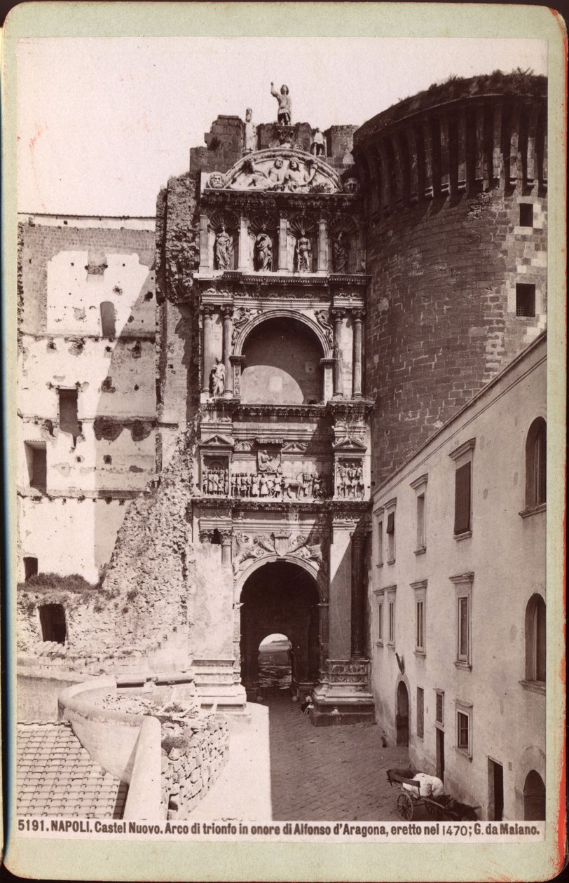 ナポリ、ヌオーヴォ城の凱旋門、1880年頃（写真）。 作： 未知の写真家