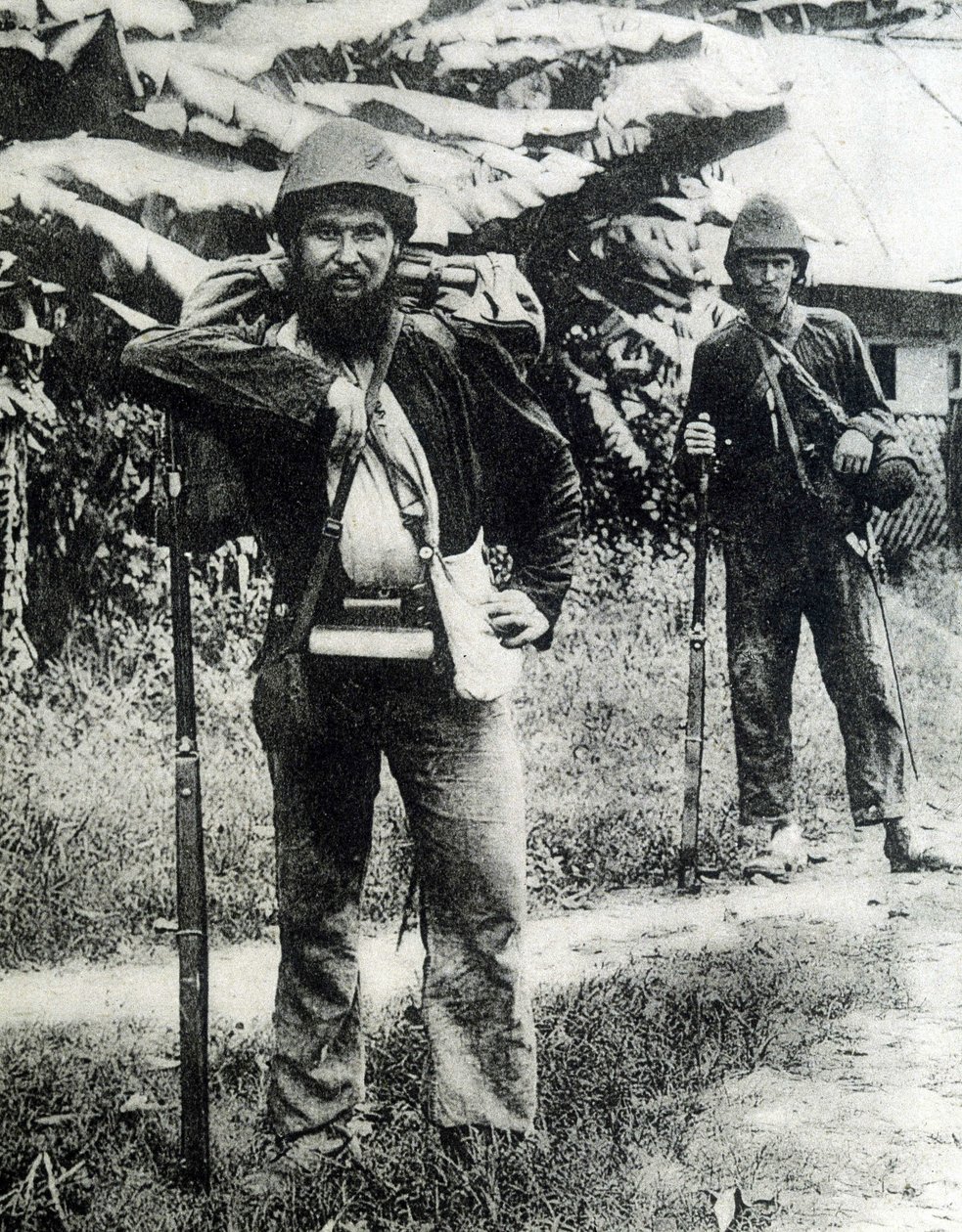 1883年、トンキンの田舎から来た2人の兵士。 作： 未知の写真家