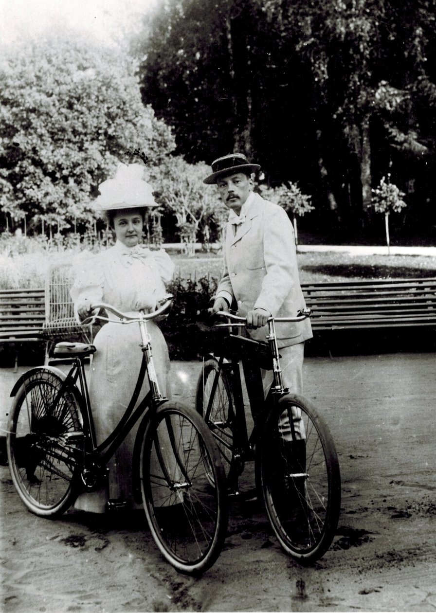 ウラジーミル・ドミトリーヴィチ・ナボコフ（1870-1922）とエレーナ・イワーノヴナ・ルカーヴィシニコヴァ（1876-1939）、匿名。写真 作： 未知の写真家