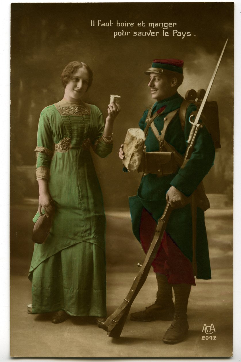 War 1914 - 1918 (14-18): 青い地平線の軍服を着たフランス兵が、若い女性から運ばれてきたパンとワインを取る様子を描いた時代物の絵葉書：国を救うために飲み食いする - 食べ物 - 。 作： 未知の写真家