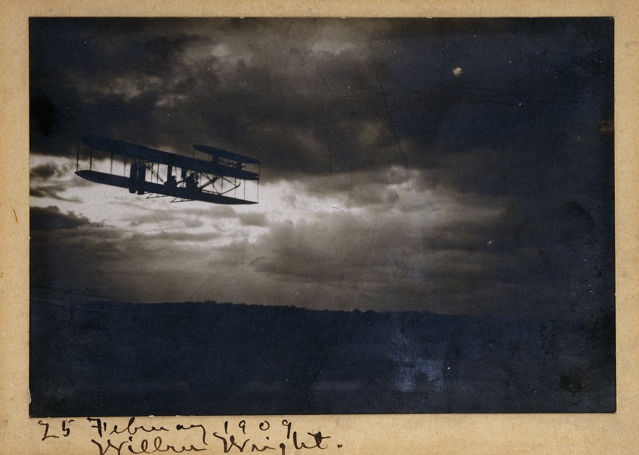 飛行中のウィルバー・ライト、直筆サイン「Wilbur Wright」と日付「25 February 1909」、1909年頃（ゼラチン・シルバー・プリント、台紙付、インク） 作： 未知の写真家