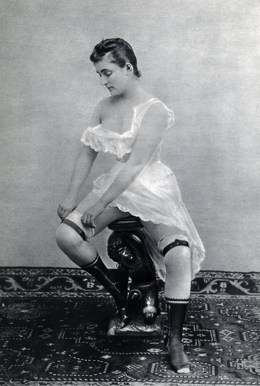 1885年頃のランジェリーを着た女性（deshabille） 匿名の写真（白黒写真 作： 未知の写真家