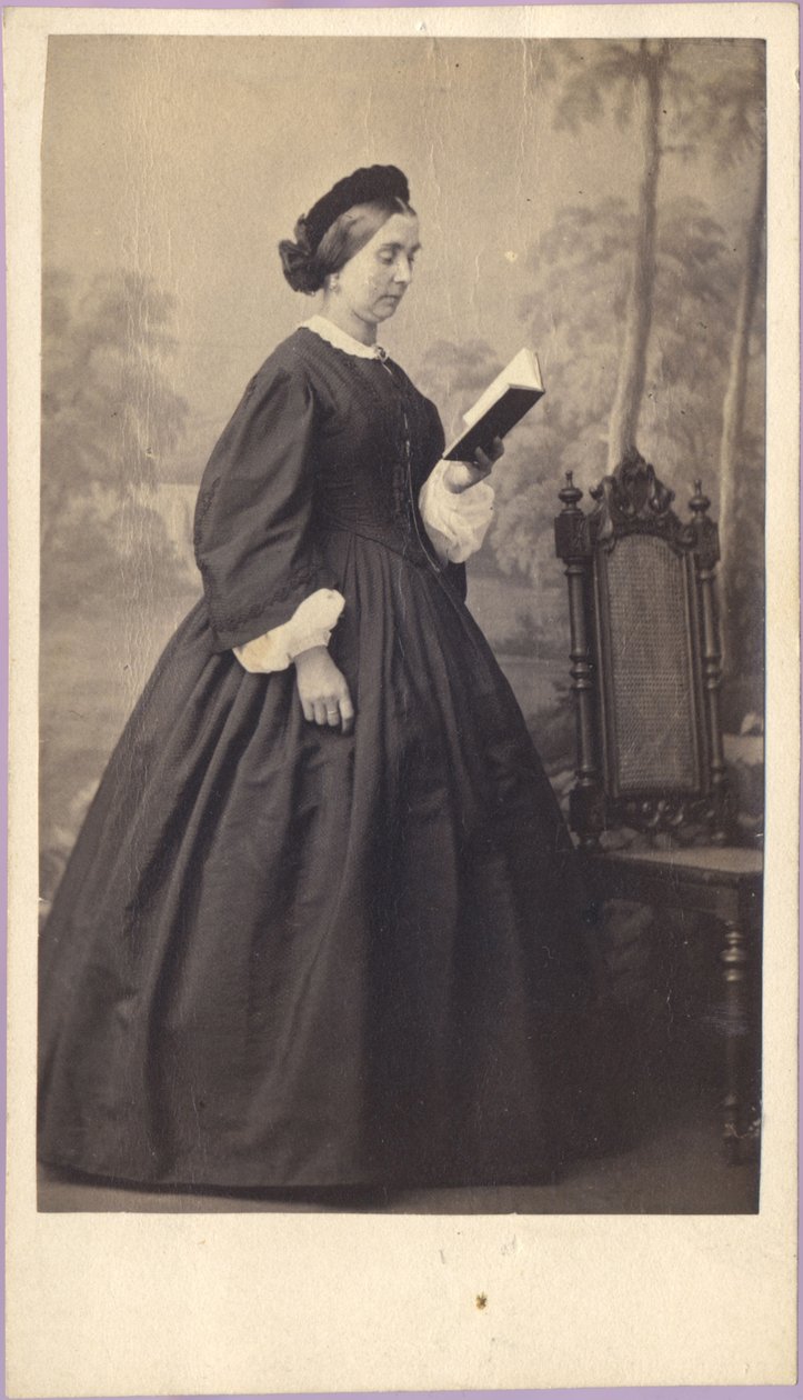 本を持つ女性、1860年頃（写真） 作： 未知の写真家