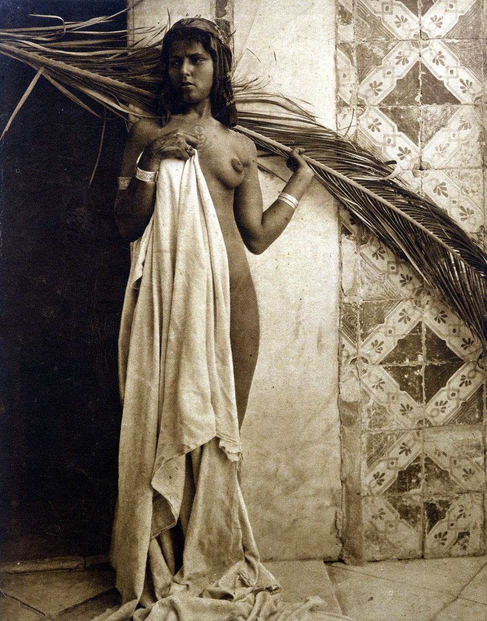 裸でポーズをとる若いベルベル人女性1890年頃の写真 作： 未知の写真家
