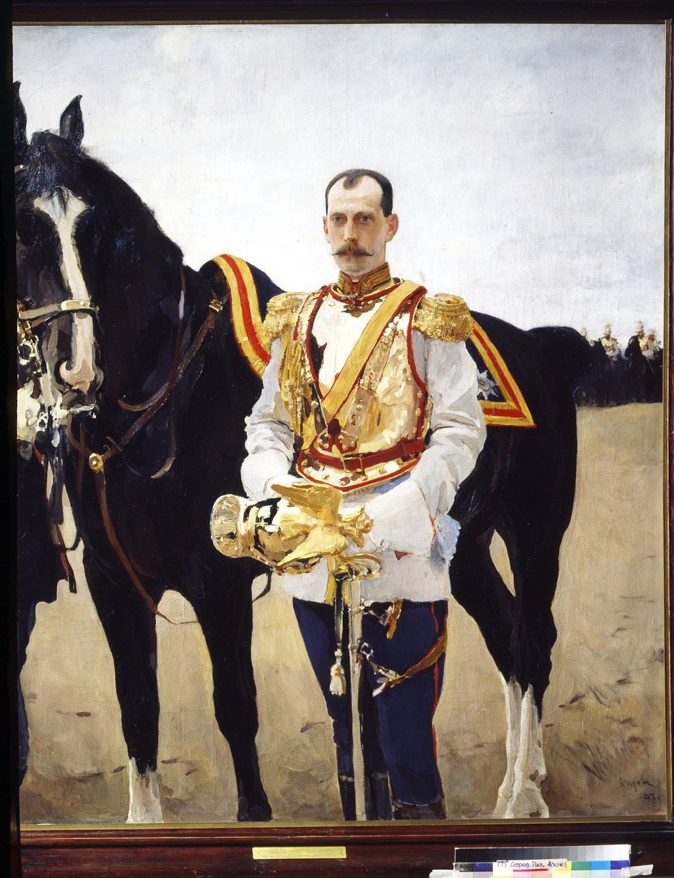 ロシアのパウル・アレクサンドロヴィッチ大公（1860年～1919年）の肖像画。 (ロシアのパウル・アレクサンドロヴィチ大公の肖像)。 彼の馬の近くで、帝国ロシア軍の騎兵隊の将校の制服を着ています。 Valentin Alexandrovich Serovによる絵画（ 作： バレンティン・アレクサンドロビッチ・セロフ