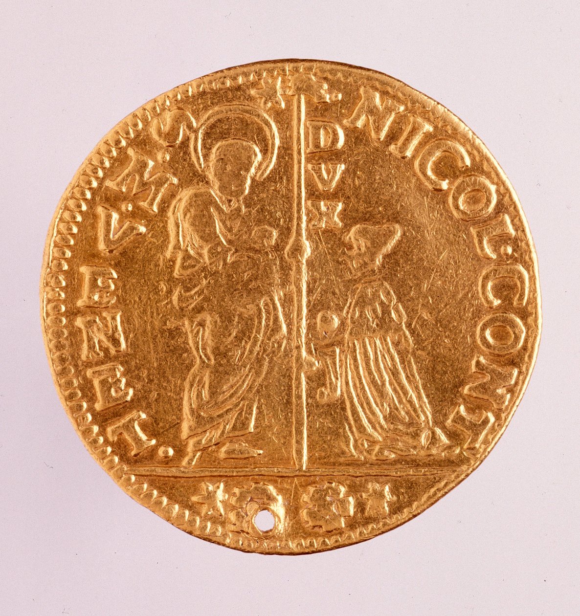 ヴェネツィア共和国の金貨（ゼッキーノまたはシークイン）：ドージェのニコロ・コンタリーニの時代（1630-1631年）。直径3.4cm ローマ、イタリア国立博物館 作： ベネチアンスクール