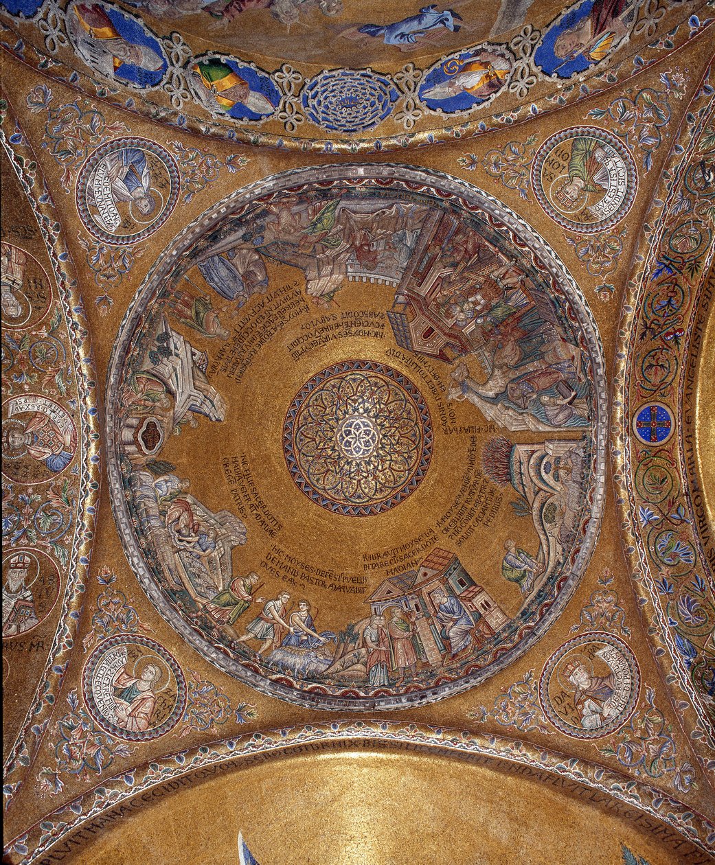 金色の背景にモーゼの生涯を描いたモザイク（ロマネスク、ビザンチン様式）が施されたドームの様子。ペンダントには、4人の預言者ソロモン、ダビデ、ゼカリヤ、マラキが描かれています。13世紀初頭のものです。サン・マルコ大聖堂（Basilica of San Marco 作： ヴェネト・ビザンチン派