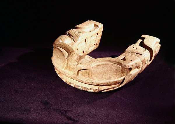 儀式の球技で使用されているカエルのヨーク、エルタジン 作： ベラクルス