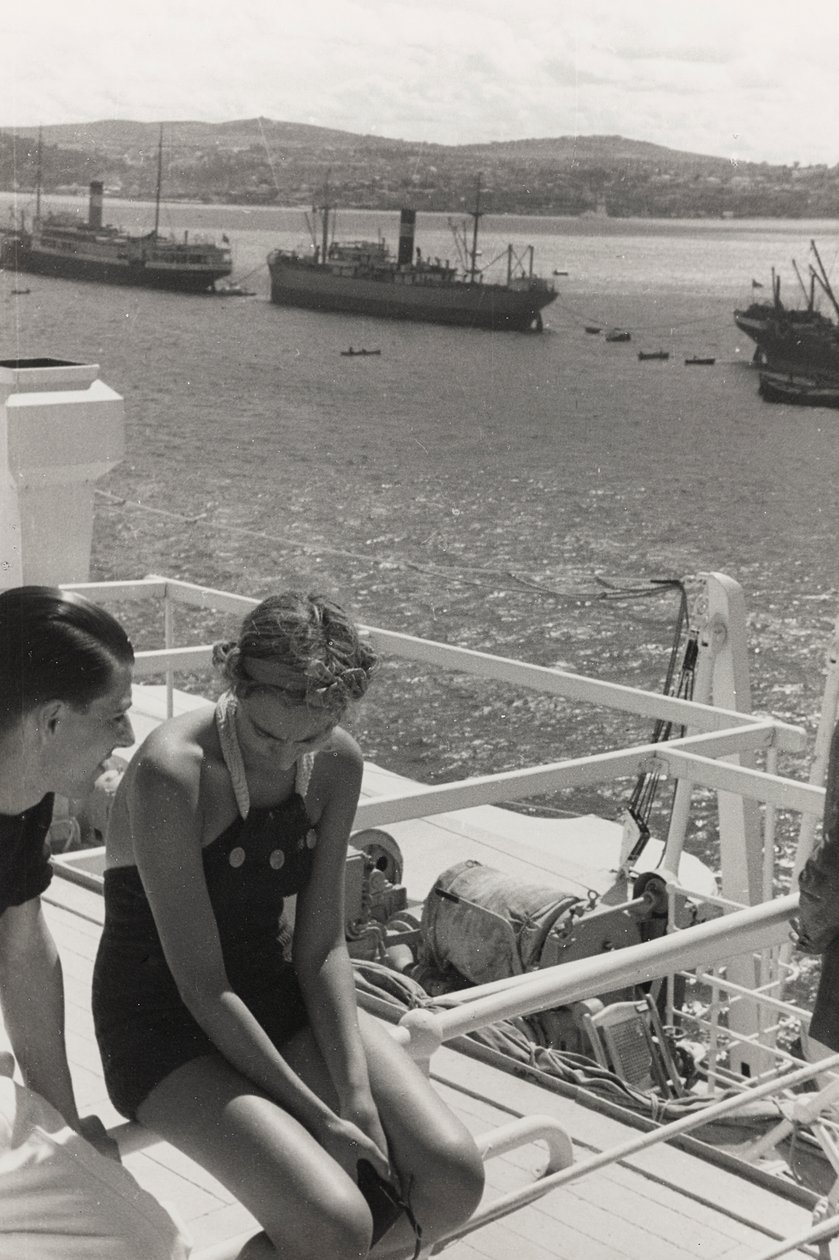 アルバム「At the Edge of Oceania 28th July to 10th August 1935」より、客船「オセアニア」でのカップル。 作： ヴィンチェンツォ・バロッキ