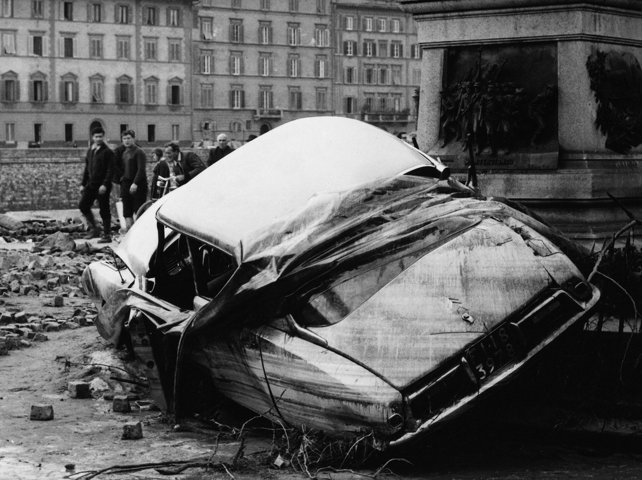 フィレンツェの洪水で記念碑に立てかけられたシトロエンDS（1966年11月、モノクロ写真） 作： ヴィンチェンツォ・バロッキ