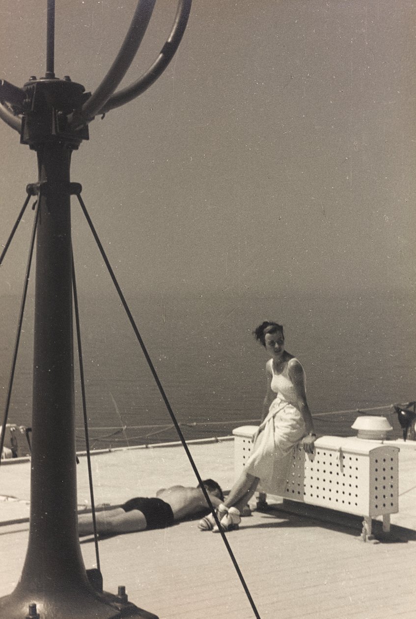 アルバム「At the Edge of Oceania 28th July to 10th August 1935」より、客船「オセアニア号」でのカップル。 作： ヴィンチェンツォ・バロッキ