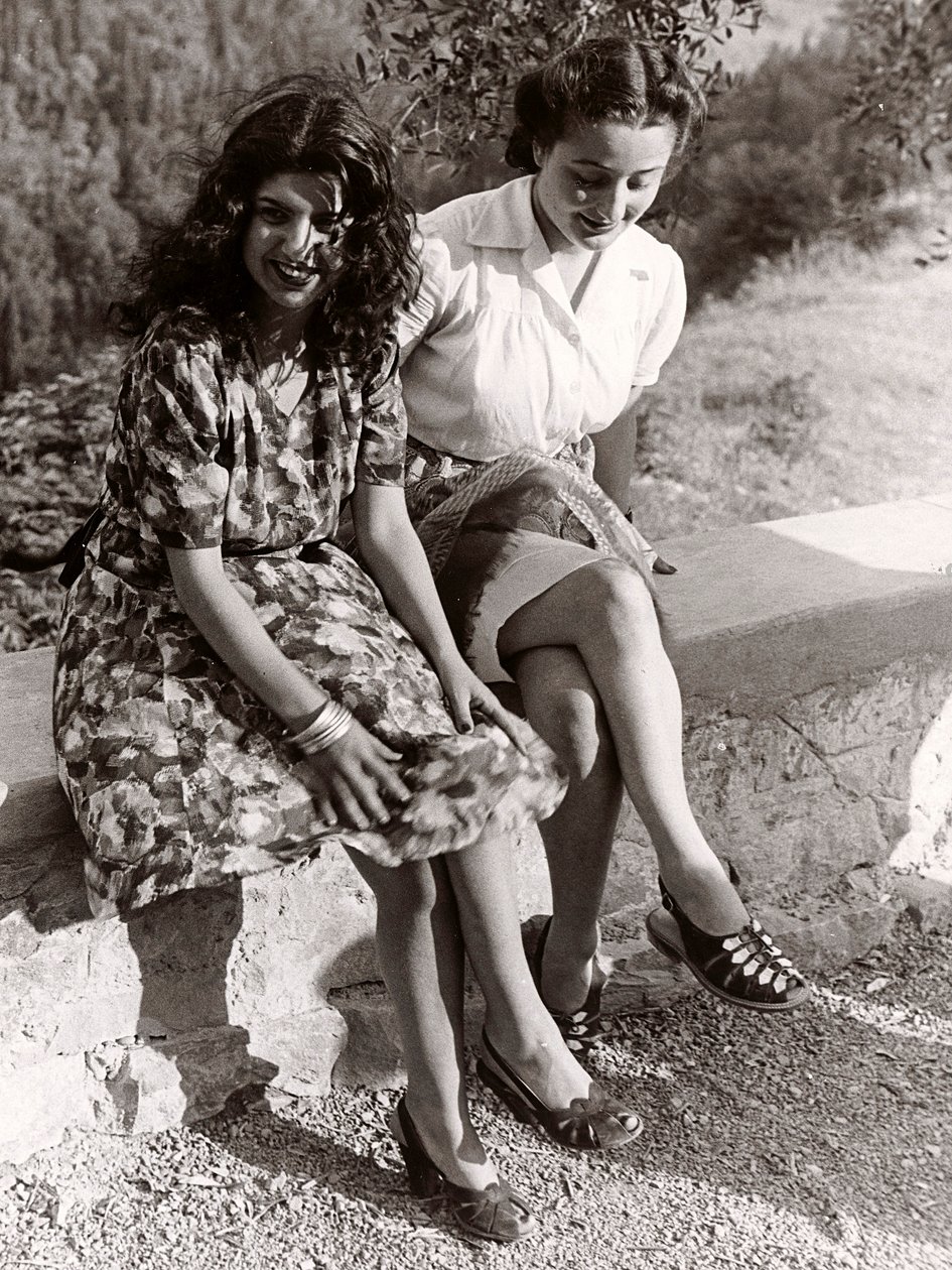 壁に座る2人の少女、イタリア、1940年頃（モノクロ写真） 作： ヴィンチェンツォ・バロッキ