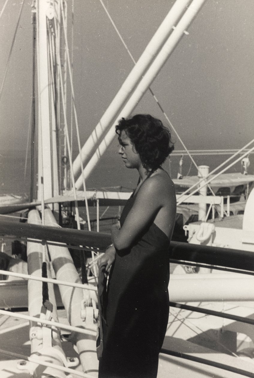 アルバム「At the Edge of Oceania 28th July to 10th August 1935」より、客船「Oceania」船上の女性。 作： ヴィンチェンツォ・バロッキ