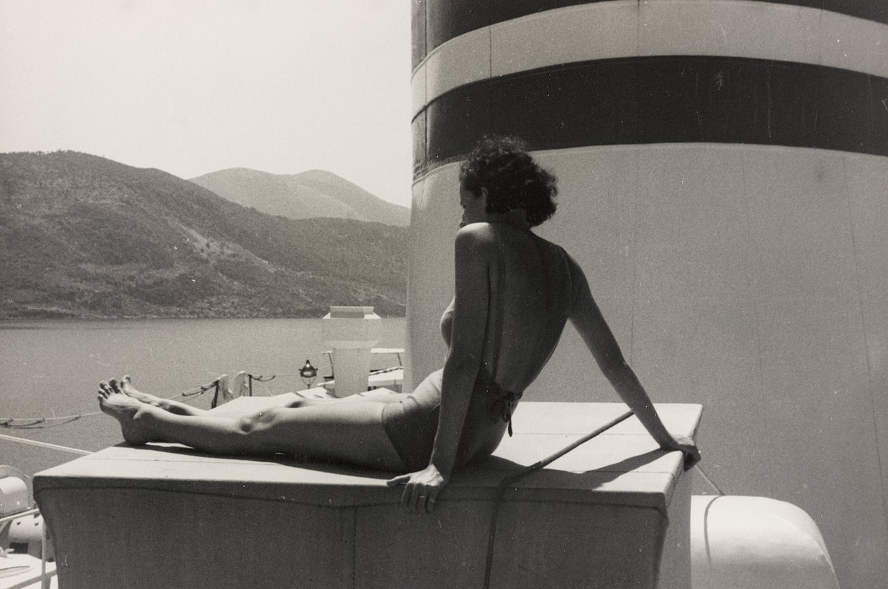 アルバム「At the Edge of Oceania 28th July to 10th August 1935」より、客船「Oceania」船上の女性。 作： ヴィンチェンツォ・バロッキ