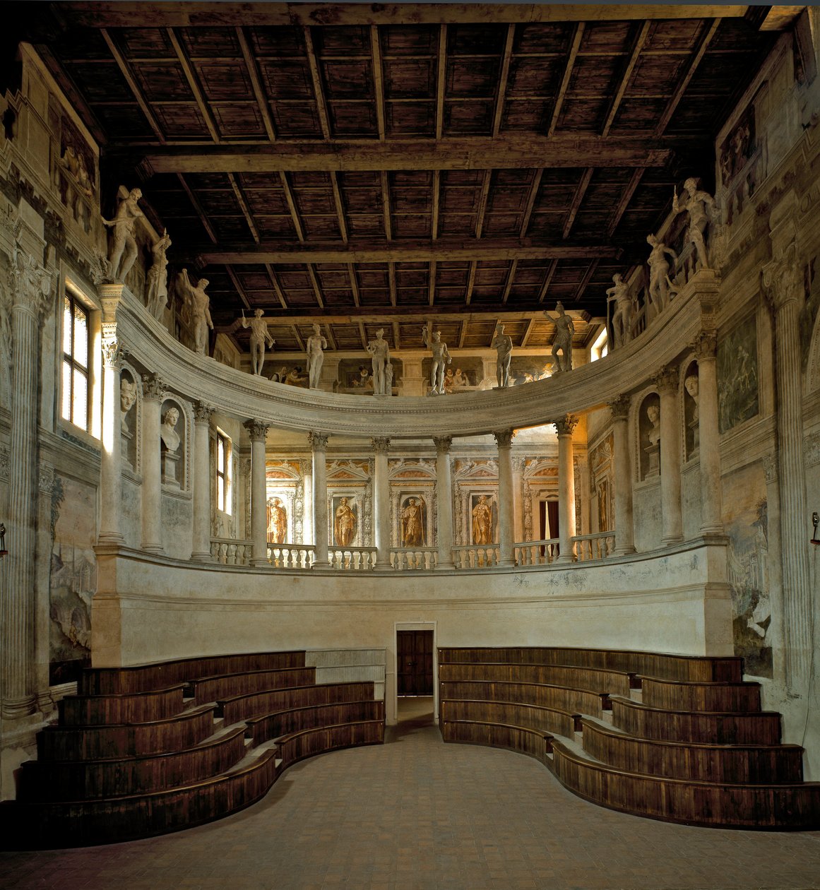 ルネッサンス建築：建築家ヴィンチェンツォ・スカモッツィ（1552-1616）が設計したオリンピック劇場（teatro olimpico）の風景 1588-1590年 イタリア、サビオネータ 作： ヴィンチェンツォ・スカモッツィ