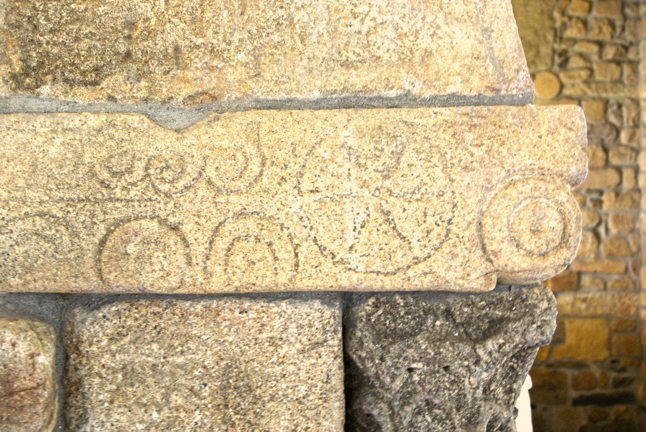 サンペドロデバルセマン、セ、ポルトガル、ラメゴのチャペルの西ゴート族の彫刻c.599（花崗岩） 作： ビジゴシック