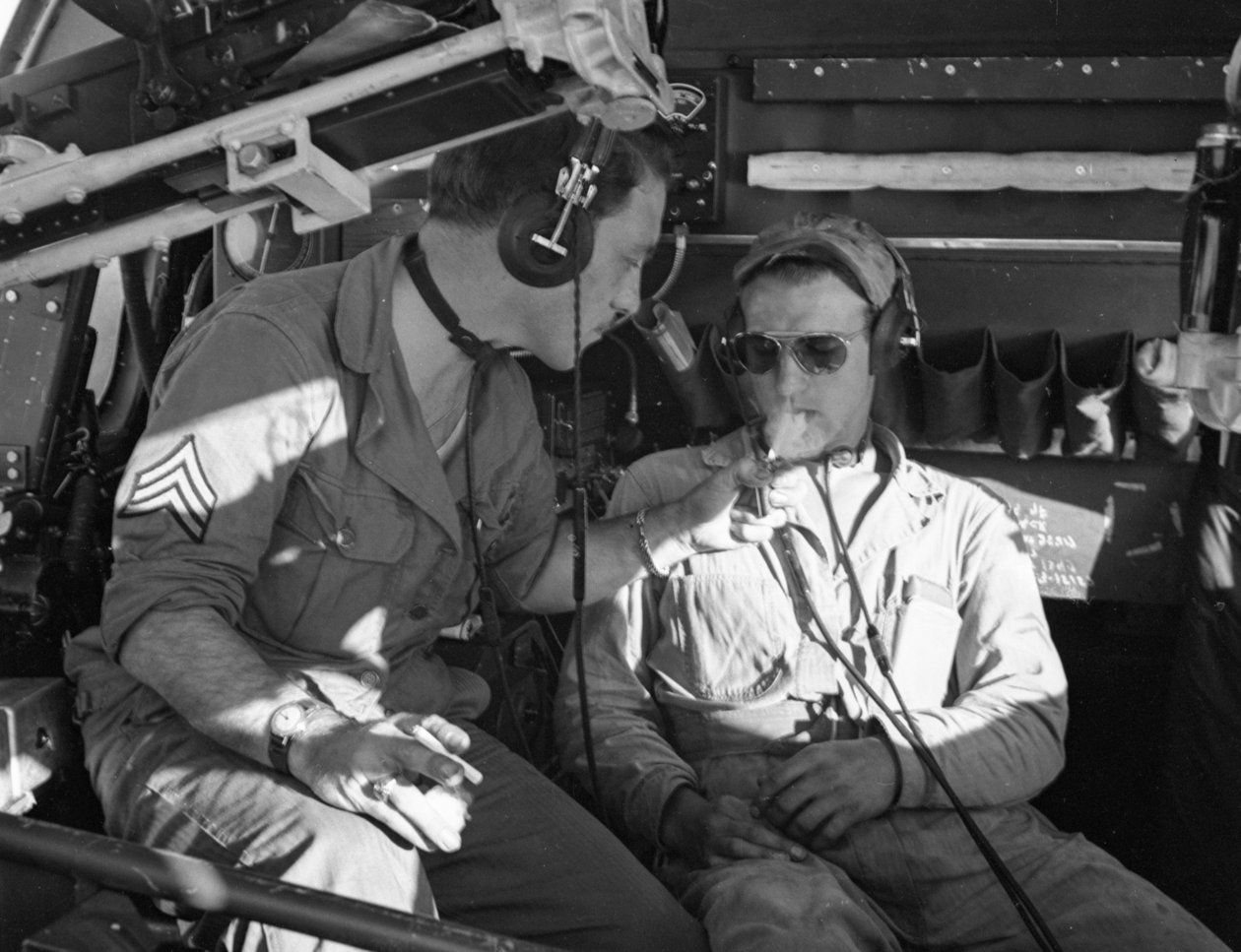 第二次世界大戦中、マクディル・フィールドでの訓練中にタバコを分け合うB-17の陸軍航空隊の乗組員たち 作： フォルクマール・ヴェンツェル