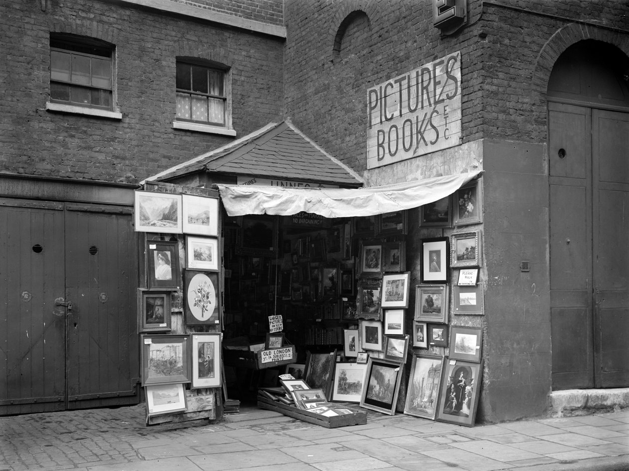1933 年、ロンドンの古本と絵画の店の外に飾られた額入りの写真。 作： WAクラーク