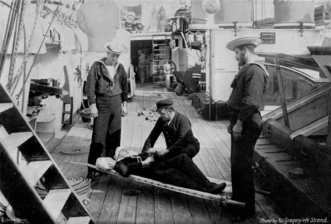 巡洋艦HMSタルタルに搭載された救急車の訓練、1896年。 作： Wグレゴリー