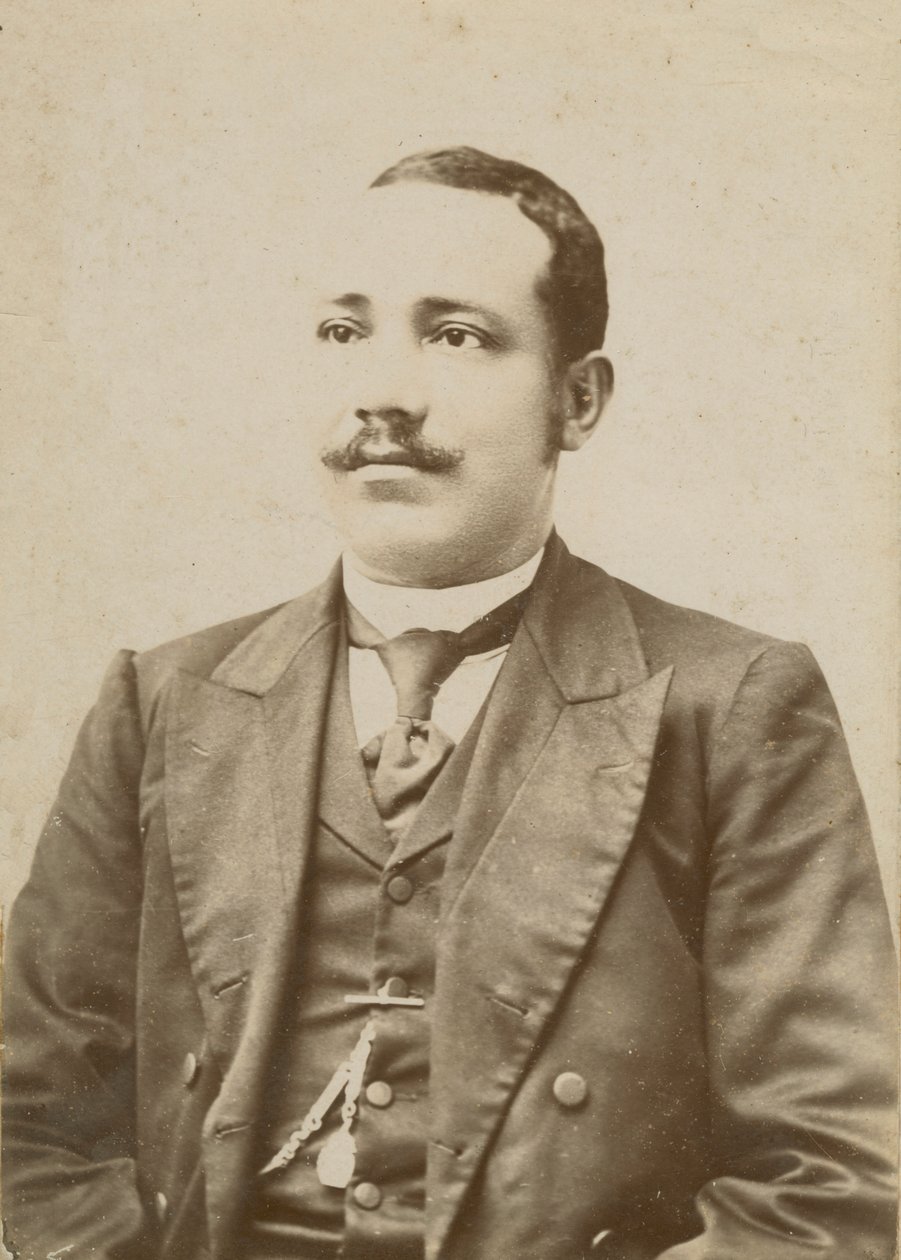ダークカラーのスーツを着て、ベストに懐中時計を入れた男性の写真（1886～1900年）。 作： WMハバード