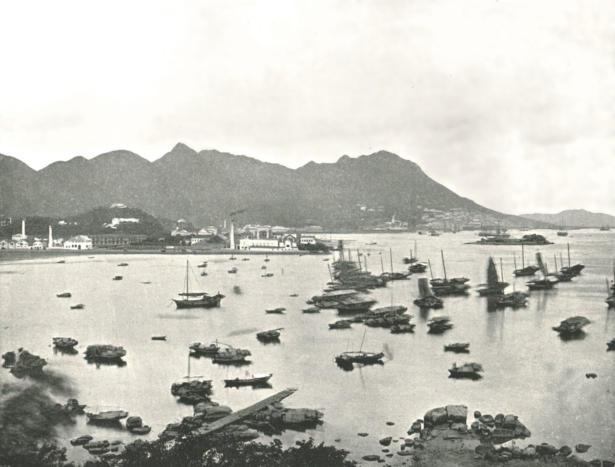 イーストポイント、ビクトリアヒルズ、香港、1895年。 作： W and S Ltd