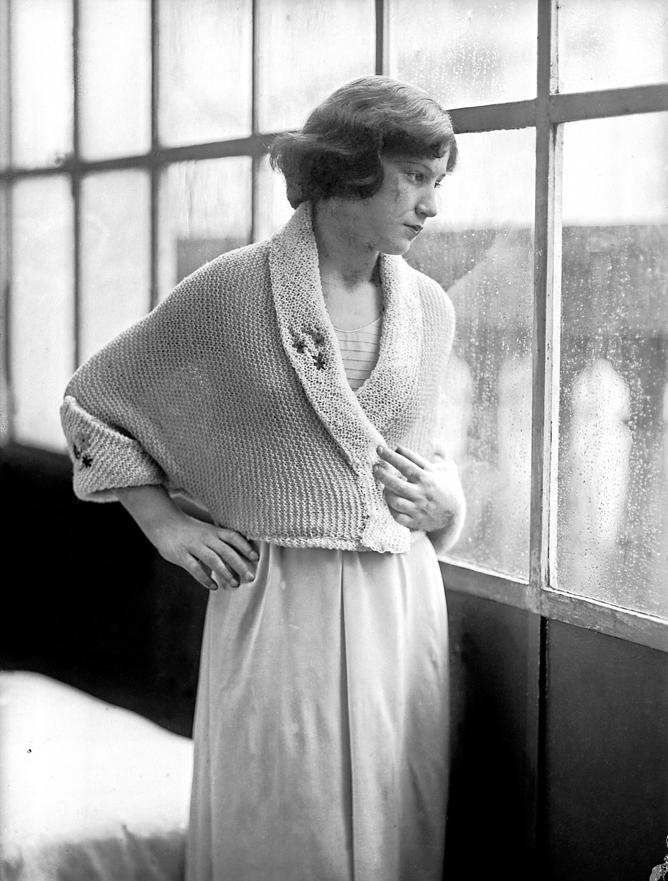 アニタ・ピットーニが制作したドレスを着用するモデル、1940年頃（モノクロ写真） 作： ワンダ・ウルツ