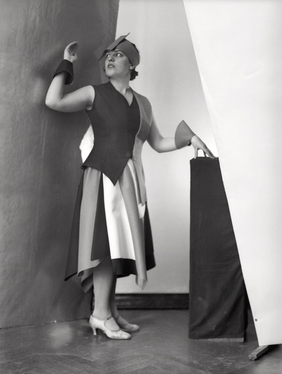 画家マルチェロ・クラリオンがデザインしたドレスを着たアニタ・ピットーニの肖像、1930年頃（モノクロ写真） 作： ワンダ・ウルツ